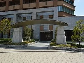 石垣の石を再利用したエントランスゲート
