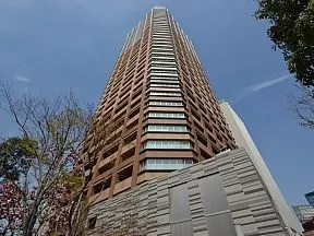 南東側オープンスペースから見上げた外観