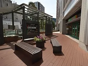 店舗棟と事務所棟を結ぶコミュニケーショ<br>ンデッキ