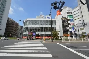 右折する信号を渡ります