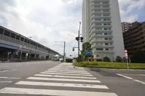 左折する信号を渡ります