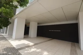 黒い壁面がアクセント