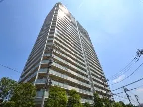 西側からの外観