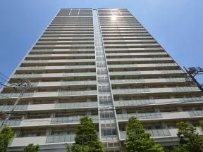 西側からの外観