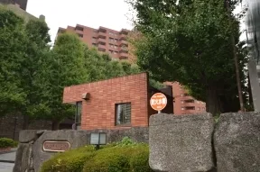 正面入口右側よりみた外観
