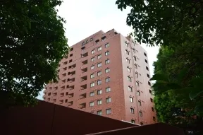 西側からみた外観