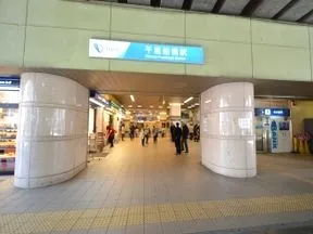 「千歳船橋」駅を出たら千歳通りを北西<br>方向に進み、環八通りを渡ります。