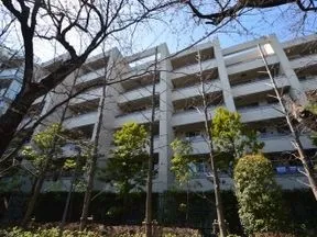 歩道橋を降りて左手の小道に入ります。<br> 三つ目を右に曲がるとパークハウスフ<br>ォレストリエに着きます。