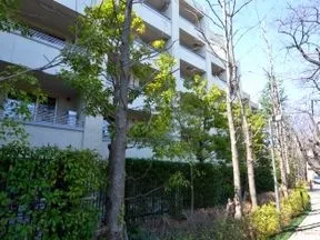A-court 南東側からの外観