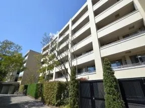 B-court 南東側からの外観
