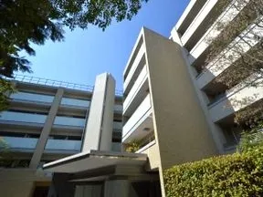 B-court 南東側からの外観