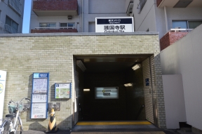 東京メトロ有楽町線　「護国寺」駅　5<br>番出 口を出たら音羽通りを江戸川橋方<br>面に向かって進みます。