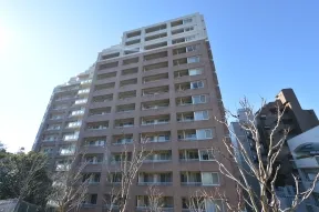 東側からの外観
