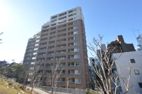 東側からの外観