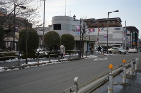 京王線　「仙川」駅　を出たら、交番と<br>三井住友銀行の間の通りをまっすぐ南に<br>すすみます。 一つ目の信号を左にまが<br>り、都道114号線までまっすぐ進みま<br>す。