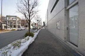 都道114号線にぶつかったら、右に曲<br>がり都道114号線に沿って進みます。