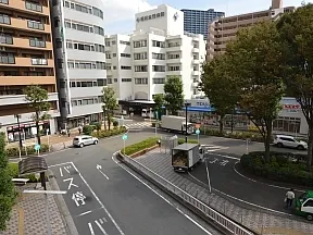 駅前のロータリーの左側、相模大野病院<br>の方へ進みます。