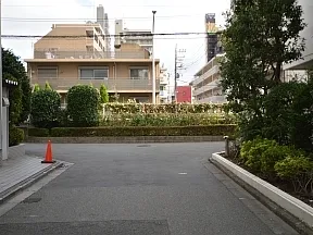 さらに、突き当りを右に曲がります。