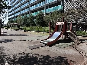敷地内にあるアルファベット公園
