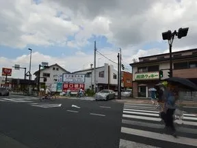 「十間坂」交差点の横断歩道を渡り直進<br>します