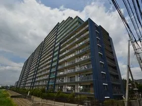 東から見た外観