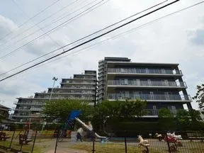 西から見た外観