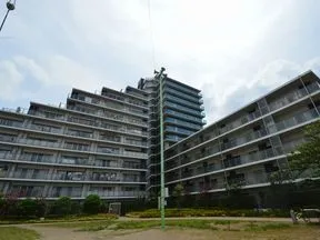 北西から見た外観