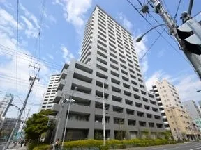 清澄橋通りを渡るとパークハウス清澄白<br>河に着きます。