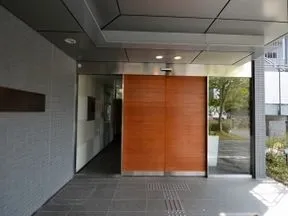ｽﾃｰｼｮﾝｻｲﾄﾞ棟・ﾒｲﾝｴﾝﾄﾗ<br>ﾝｽ