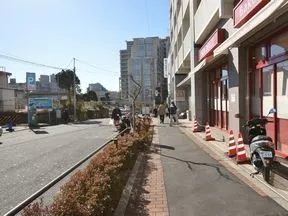 改札を出て左折後、直進