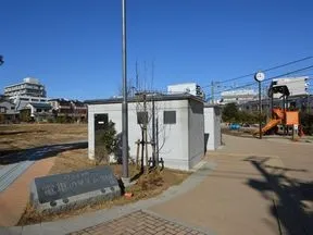 電車の見える公園
