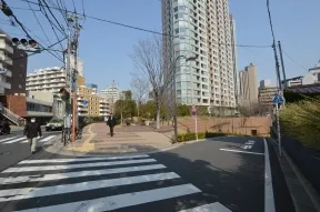 右手にパークコート赤坂ザタワーが見え<br>、到着