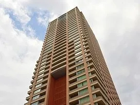北東側から見上げたタワー棟外観