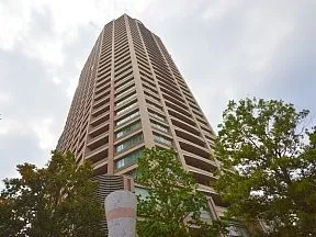 北西側から見上げたタワー棟外観