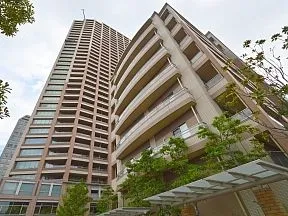 南西側から見た三田ガーデン棟（手前）と<br>タワー棟（奥）