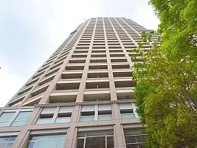 アクアガーデンから見上げたタワー棟外観