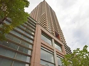 東側から見上げたタワー棟外観