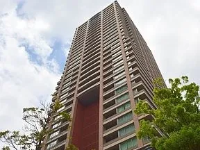 北東側から見上げたタワー棟外観