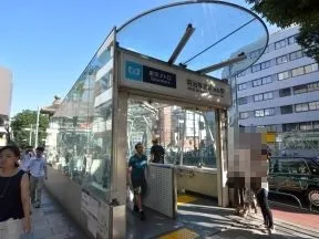 「明治神宮前」駅の5番出口を出ます。
