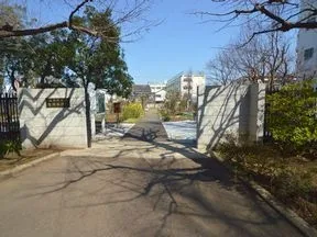 星薬科大学　薬用植物園