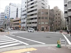 山手通りを東に進み、３つ目の信号を右<br>折します。