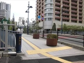 北に進み、山本橋を渡ります。