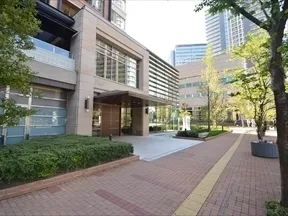 北側から見たエントランス