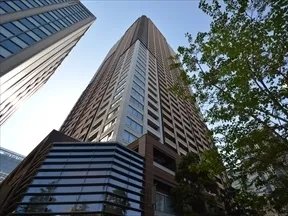 敷地西側道路からの外観