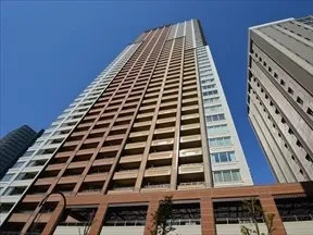敷地東側道路からの外観