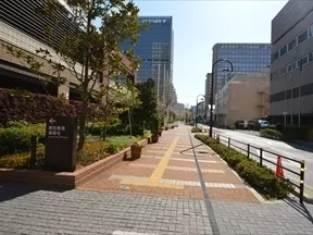 居住者用車寄せ、駐車場入口