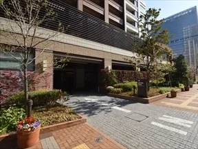 居住者用車寄せ、駐車場入口