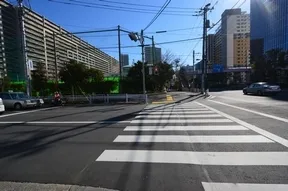 晴海通り二つ目の信号を渡ります