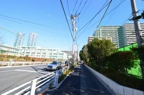 右手にプライヴブルー東京が見えてきま<br>す