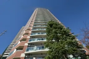 東側からみた外観